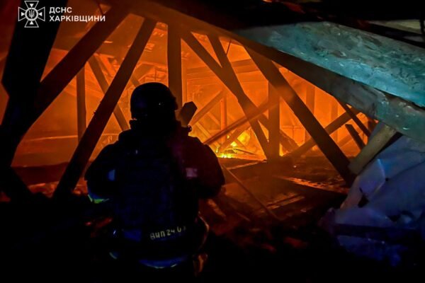 На Харківщині росіяни б’ють по адмінбудівлях