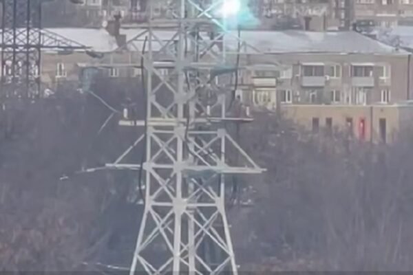 У Дніпрі заіскрилася вишка електромереж (ВІДЕО)