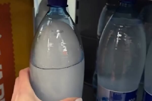 У Кривому Розі вода замерзає в пляшках прямо на полицях магазину (ВІДЕО)