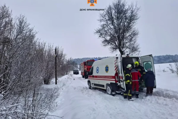 На Прикарпатті у заметах застрягла «швидка» з хворою дитиною: рятувальники працюють у посиленому режимі