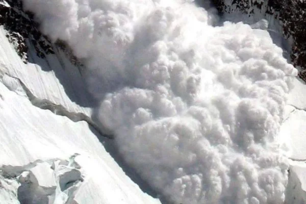 Рятувальники попереджають про сніголавинну небезпеку в Карпатах