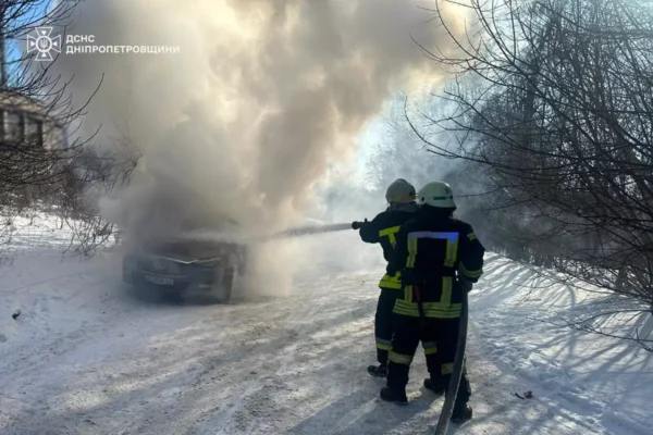 У Кам’янському рятувальники гасили автомобіль посеред вулиці