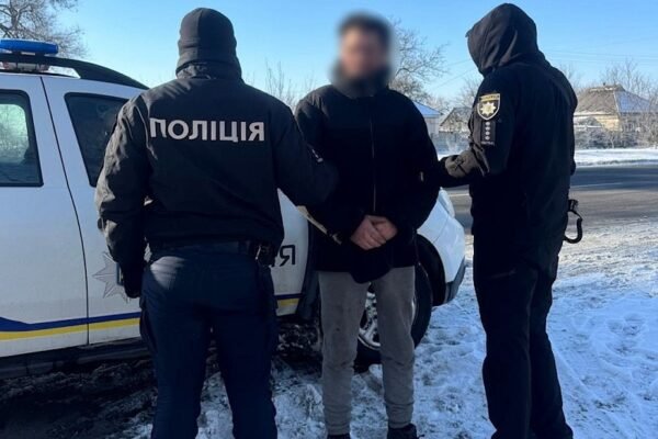 У селищі на Дніпропетровщині чоловік дві ночі поспіль грабував оселю пенсіонерок