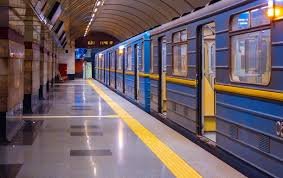 Київське метро працює зі змінами та обмеженнями через нічну атаку