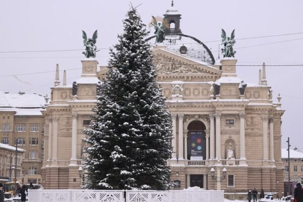 Через сильні снігопади у Львові поки що не розбиратимуть головну ялинку в центрі міста