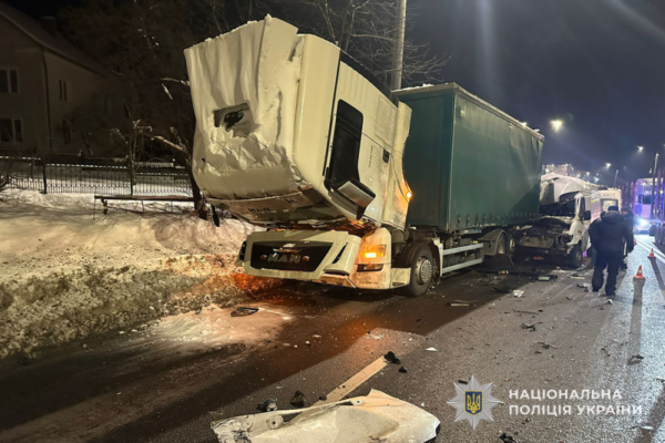 На Тернопільщині Mercedes врізався у вантажівку: 19-річного юнака із численними травмами доставили до лікарні