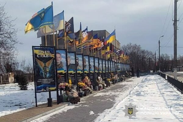 На Хмельниччині агресивний чоловік пошкодив портрет Героя на Алеї Слави