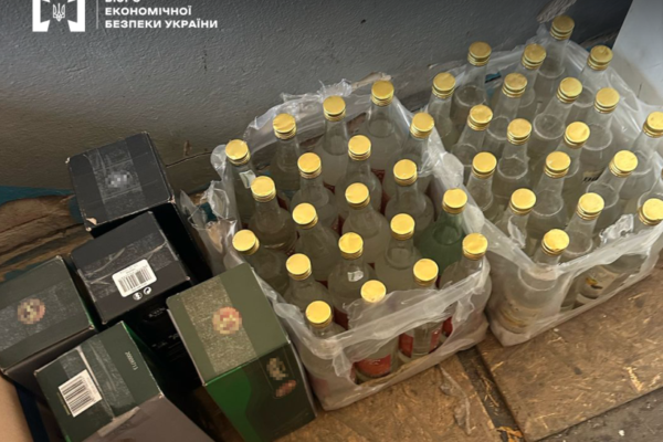Збував «палений» алкоголь і намагався дати хабар детективу БЕБ: Справу фальсифікатора-рецидивіста передали до суду