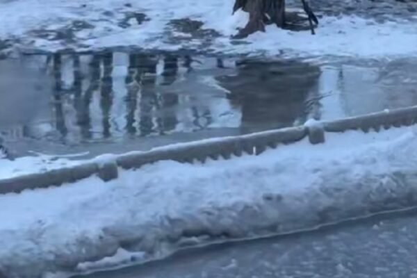 У Дніпрі біля багатоповерхівки через прорив труби утворюється  справжня ковзанка (ВІДЕО)