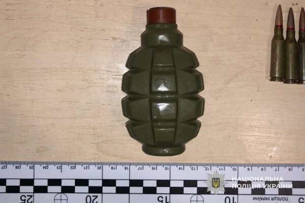 Повний набір: На Криворіжжі чоловік складував боєприпаси і наркотики