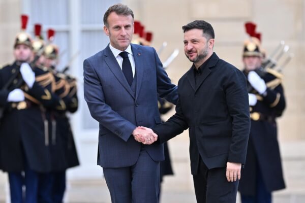 Президент України прибув до Парижа