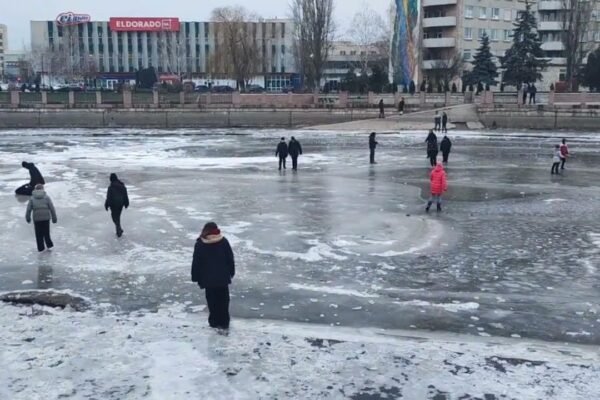 У Кривому Розі діти стояли посеред водойми і рубали навколо себе кригу (ВІДЕО)