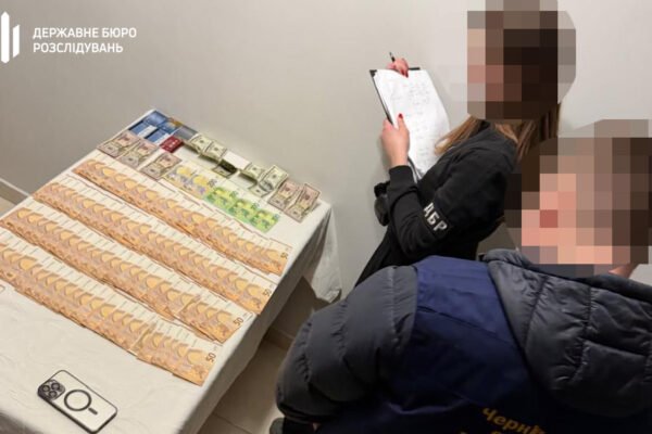 На системному хабарництві погорів посадовець Чернівецької митниці, що допомагав підприємцям провозити контрабандні ґаджети