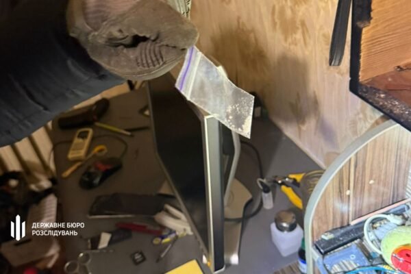 У Нікополі прикордонний інспектор і військовослужбовці організували наркопритон, – ДБР