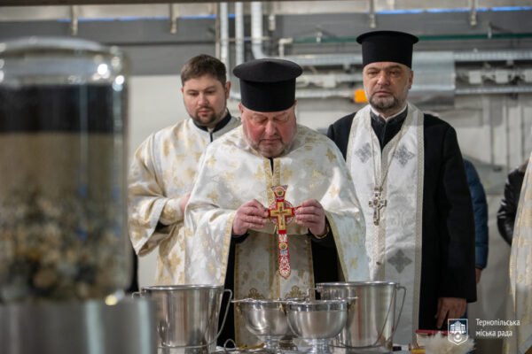 Йорданська вода з крана: у Тернополі священники освятили воду на водопровідних насосних станціях