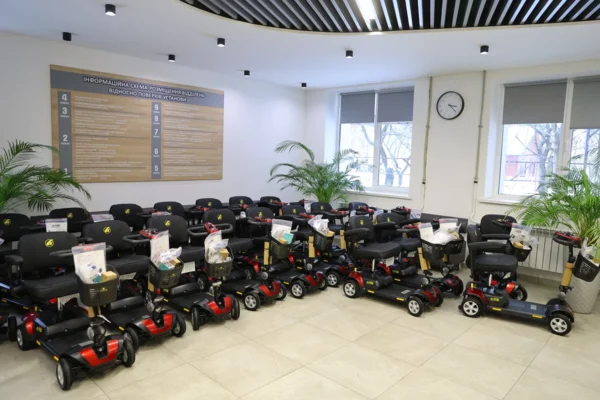 Медзаклади Львівщини отримали 50 електроскутерів для поранених та людей з інвалідністю