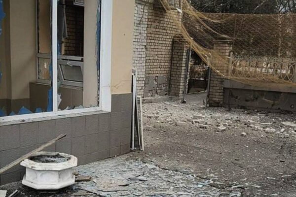 Росіяни атакували Дніпровський район Херсона: Пошкодили медзаклад