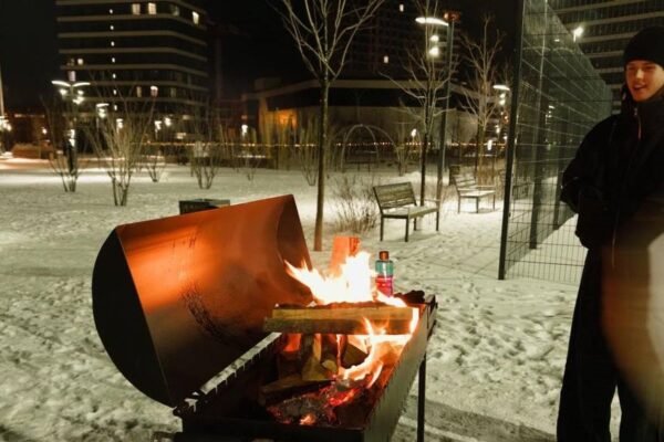У Києві мешканці багатоповерхівки влаштували пікнік після кількох діб без світла (ВІДЕО)