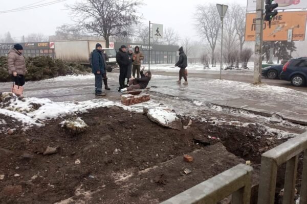 Лежала на дорозі пів години: У Кривому Розі жінка зламала ногу через ожеледицю