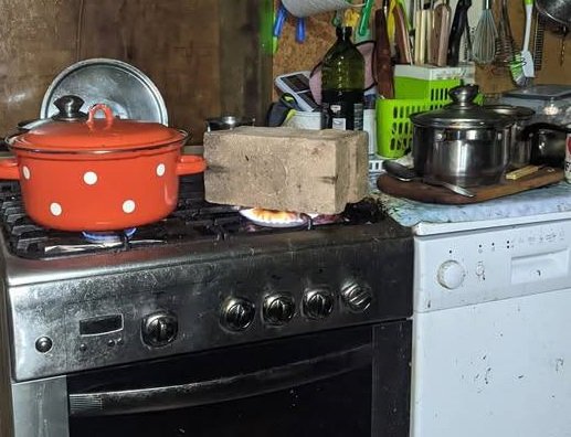 У Дніпрі люди гріють цеглу на газових плитах через відсутність світла і тепла