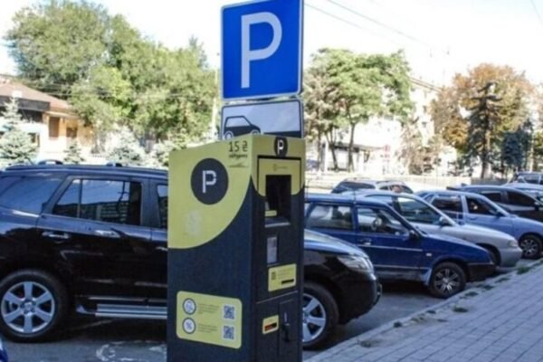 У центрі Дніпра паркомат почав жити власним життям і «випльовувати” чеки на тротуар (ВІДЕО)