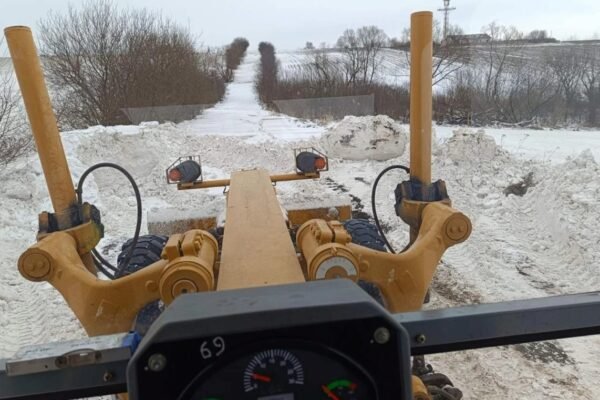Через снігопади на дорогах Львівщини працюють 166 одиниць спецтехніки