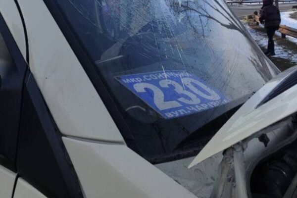 У Кривому Розі маршрутка протаранила два легковики: Жінці порізало обличчя