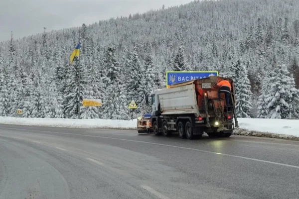 На Львівщині для ліквідації заметілі на дороги області виїхали 188 одиниць спецтехніки