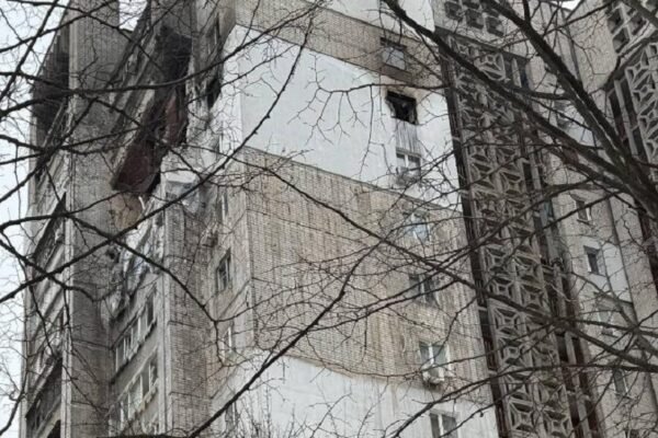 У Дніпрі почали пускати до квартир мешканців багатоповерхівки, в яку влучив «шахед»