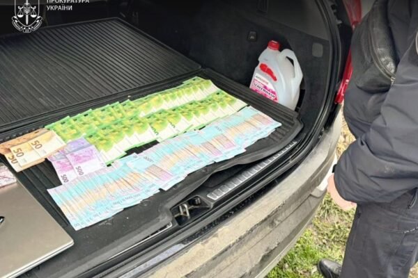 Двоє сержантів ТЦК на Прикарпатті переправили за кордон понад 10 ухилянтів