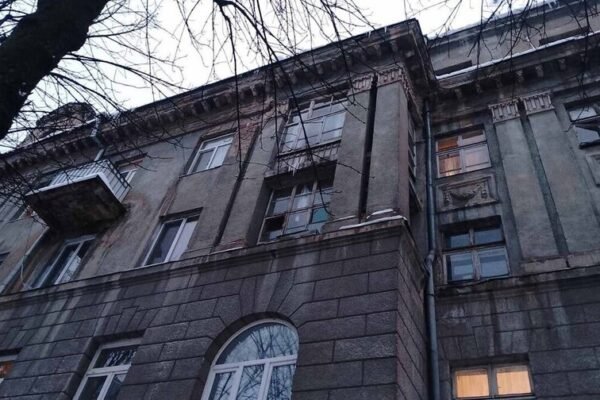 У Львові після збивання буруль з даху на хлопця впав сніг із льодом
