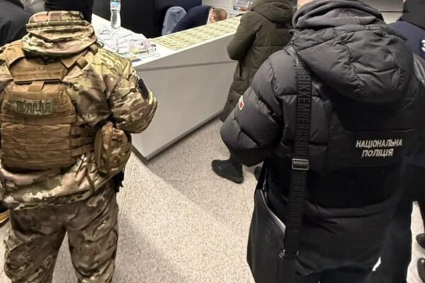 У торговельному центрі Дніпра затримали організатора схеми виїзду чоловіків за кордон (ВІДЕО)