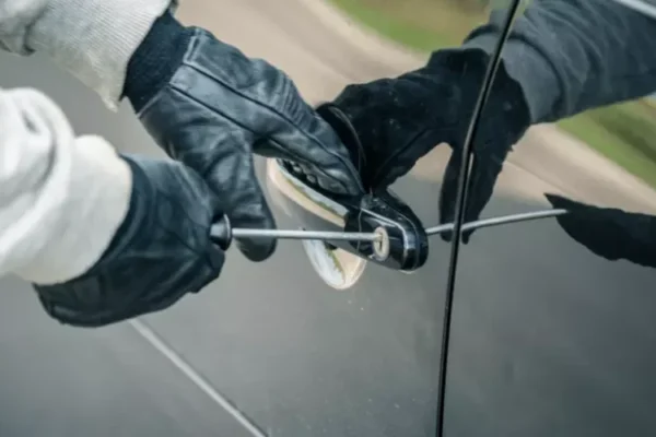 У Дніпрі посеред вулиці BMW майже розібрали по запчастинах (ВІДЕО)