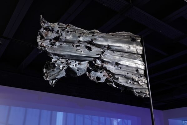 У Дніпрі показали прапор, створений з уламків однієї із зруйнованих росіянами ТЕЦ (ФОТО)