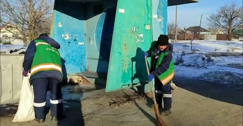 У Павлограді місцеві мешканці викидають сміття на зупинки замість баків (ВІДЕО)