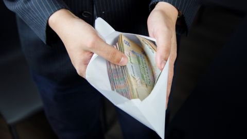 На Буковині пекарня виплачувала працівникам зарплату в конвертах. В справу втрутилося БЕБ