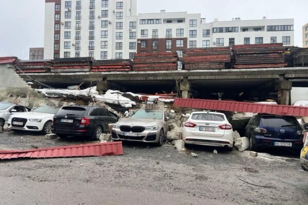 У Львові на паркувальний майданчик обвалися стіна: Пошкоджено автомобілі