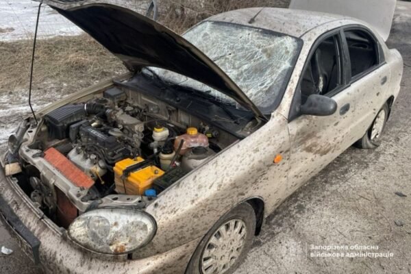 Внаслідок удару по автомобілю в Запоріжжі поранень зазнали двоє людей