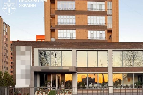 На Хмельниччині посадовець міграційної служби “забув” задекларувати майна на 30 млн грн