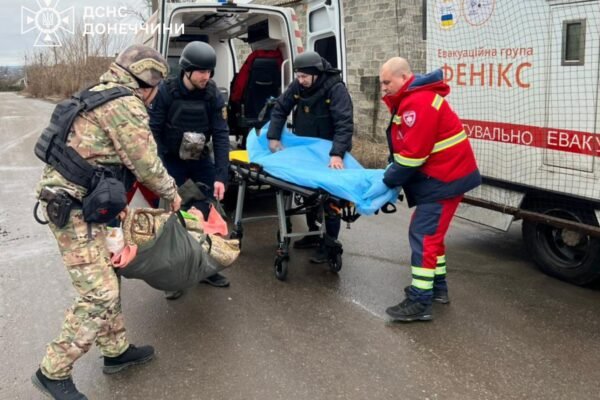 Рятувальник групи “Фенікс” евакуювали з Дружківки 16 людей, серед них діти