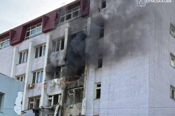 Окупанти масовано вдарили по центру Сум: Щонайменше шестеро людей поранені