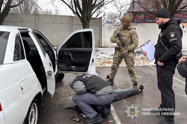 Продавав автомат з набоями: Стали відомі подробиці затримання в торговельному центрі Дніпра (ФОТО)