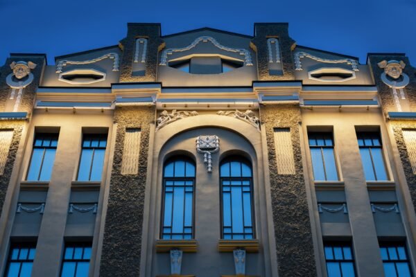 Майстри світла з Дніпра підсвітили культову будівлю Харкова