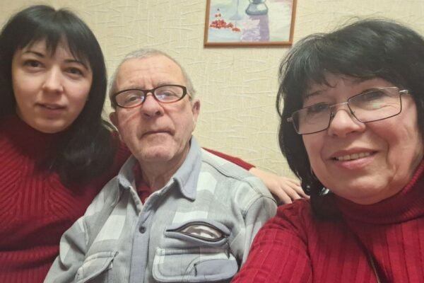 Спочатку загинули чоловік і донька: У Нікополі померла поранена під час ворожого обстрілу жінка