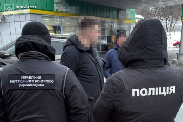 Львів’янин пропонував митнику 1100 доларів хабаря за безперешкодний ввіз елементів до сонячних панелей