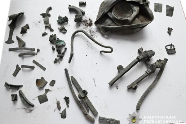 На Вінниччині затримали чоловіка, який намагався продати археологічні артефакти князівського поховання