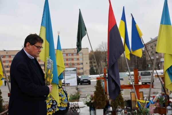 До Львова з першим робочим візитом прибув посол Великої Британії Ніл Кромптон