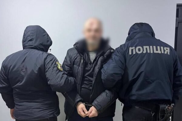 Застілля закінчилося смертю: На Закарпатті затримали 52-річного чоловіка за підозрою у вбивстві сусіда