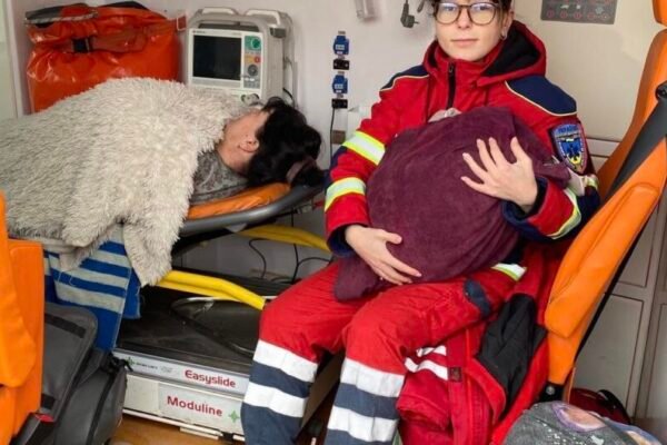 На Дніпропетровщині медики допомогли жінці вшосте стати мамою під час стрімких пологів