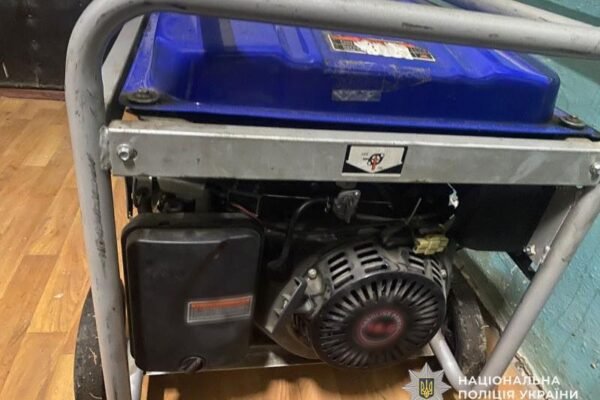 На Дніпропетровщині двоє чоловіків крали генератори біля супермаркетів